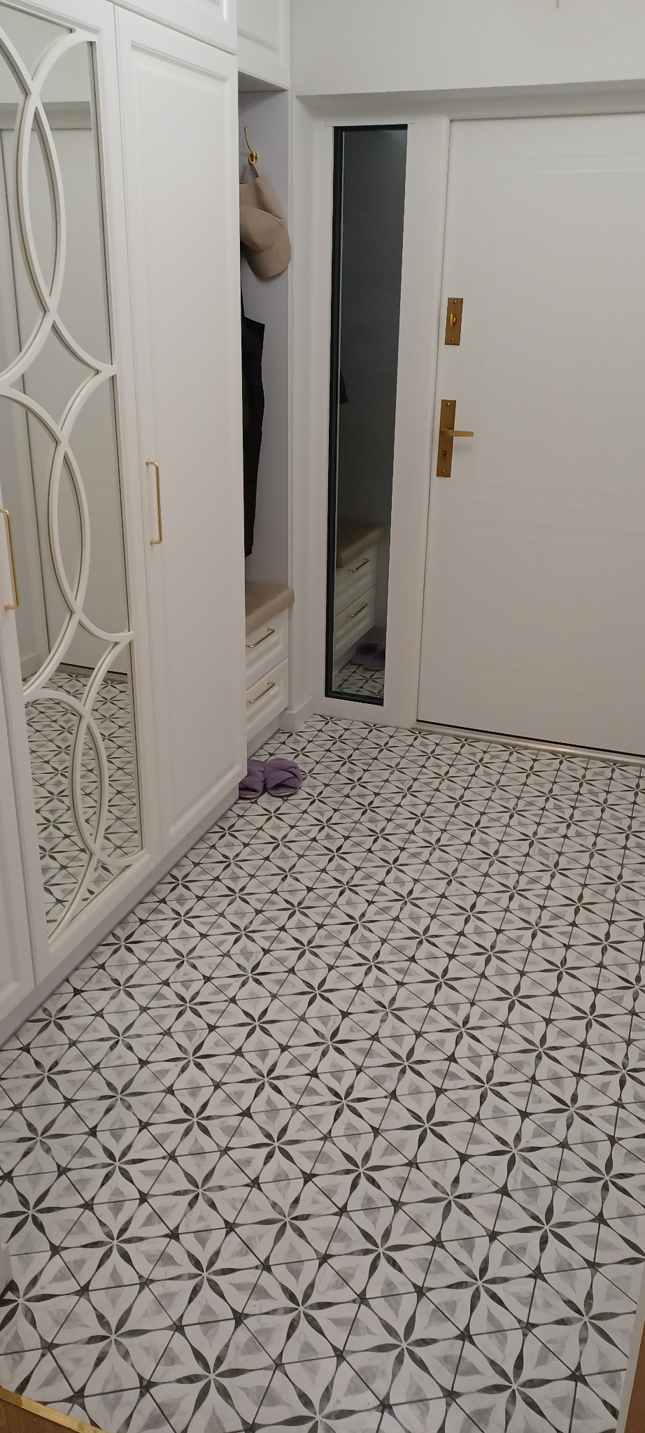 Położenie płytek podłogowych (heksagonów i jodełki oraz ściennych cegiełek lustrzanych