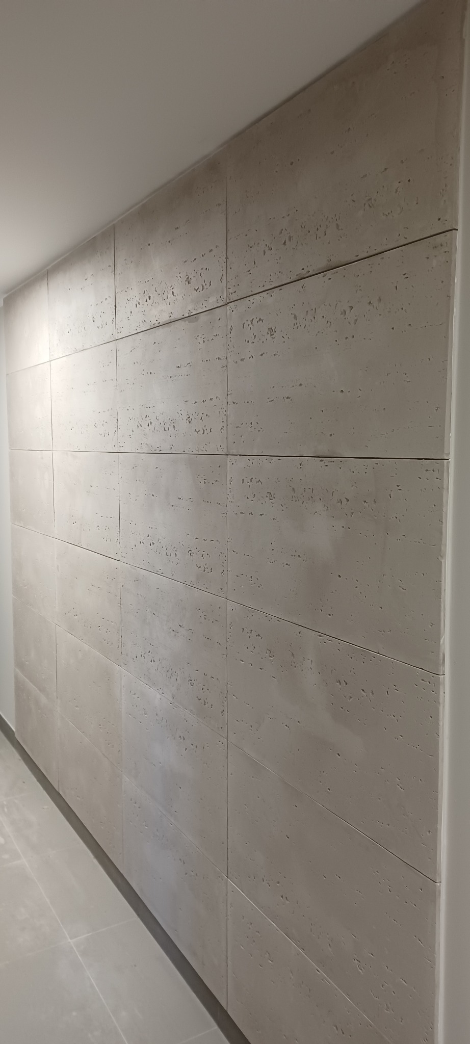 Położenie betonu architektonicznego na ścianie