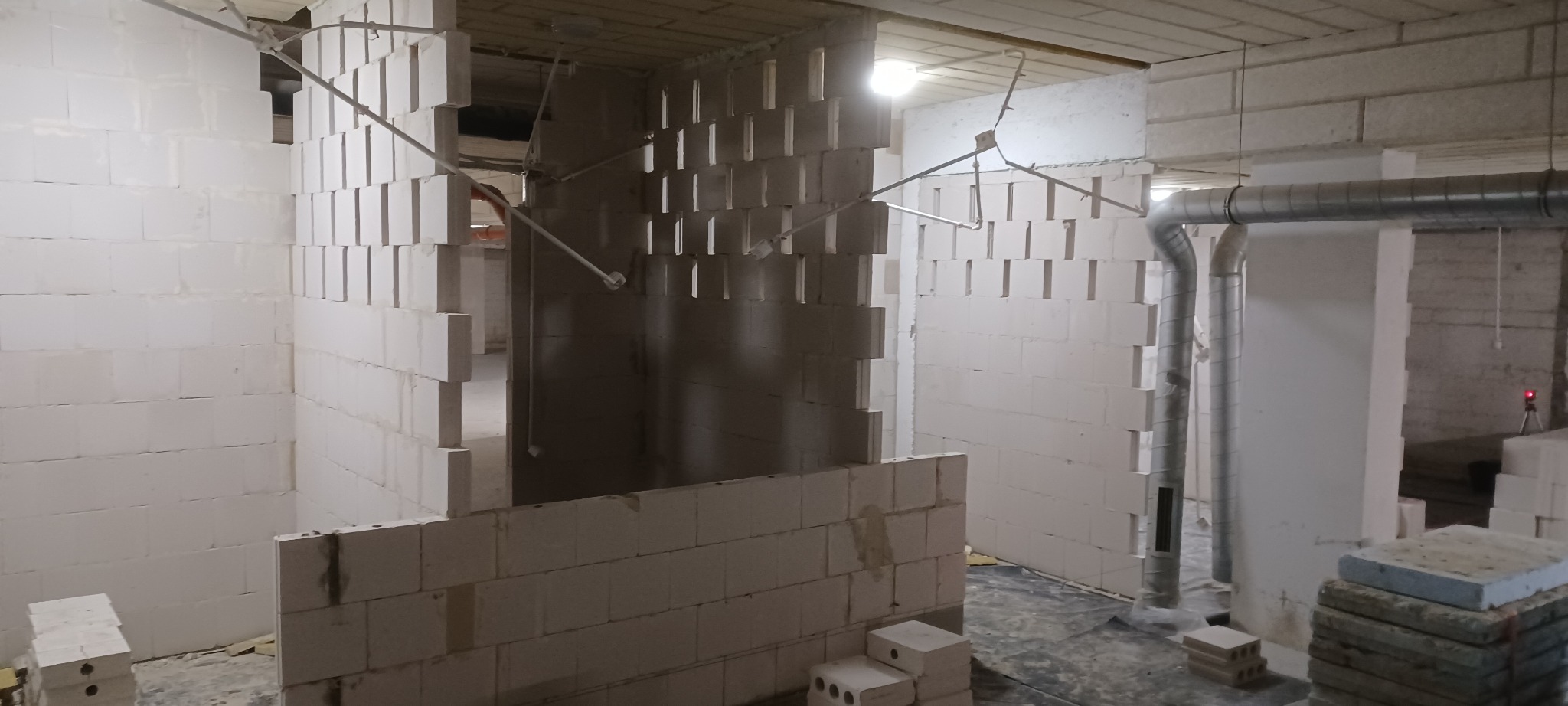 Odbudowa ścian ażurowych w komórkach lokatorskich w budynku wielorodzinnym