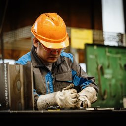 AZJASPAW SPÓŁKA Z OGRANICZONĄ ODPOWIEDZIALNOŚCIĄ - Monter / spawacz podczas pracy przy montażu konstrukcji stalowej