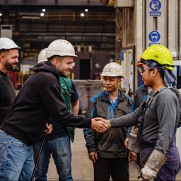 Właściciele AZJASPAW - Tomasz Kubilus oraz Konrad Złotkowski po zakończonym audycie u jednego z kluczowych kontrahentów 