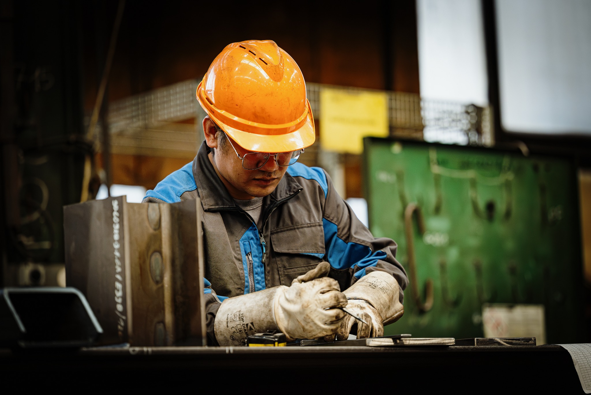 Monter / spawacz podczas pracy przy montażu konstrukcji stalowej