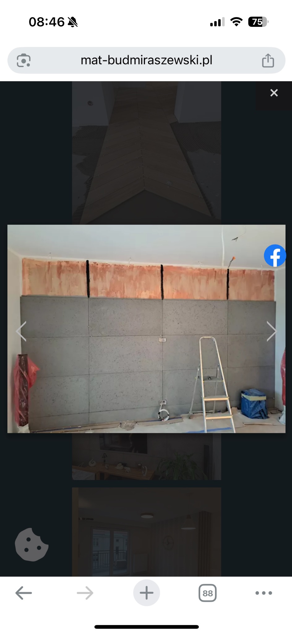 Montaż paneli ściennych imitujących beton w surowym wnętrzu. Widoczna drabina, przygotowane podłoże. Etap prac wykończeniowych w mieszkaniu.