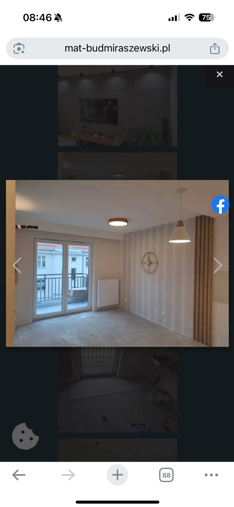 Jasne wnętrze po remoncie: balkon, grzejnik, zegar na ścianie z tapetą w paski, drewniane lamele. Widok na balkon i okno. Nowoczesne oświetlenie sufitowe.