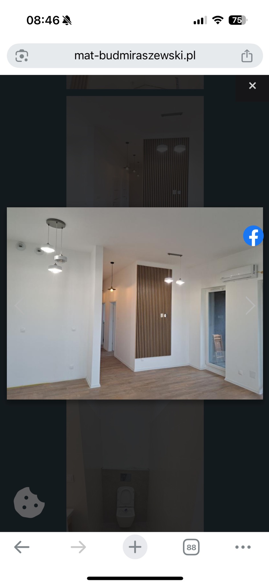 Jasne wnętrze po remoncie: białe ściany, drewniana podłoga, dekoracyjna ścianka z pionowych listew. Nowoczesne lampy wiszące. Widok na korytarz i okno.