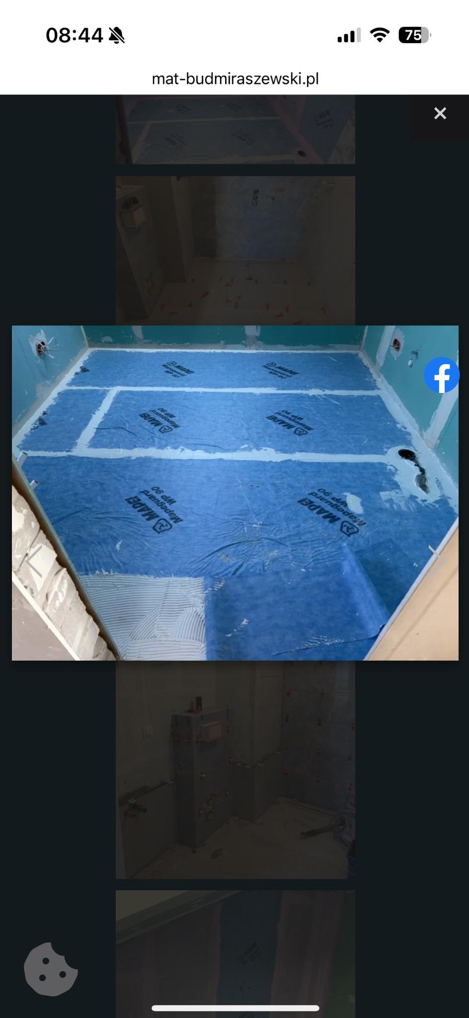 Hydroizolacja pod płytki w łazience, folia w płynie Mapei Mapelastic WP 90, widoczne przygotowane podłoże i klej do płytek. Etap prac wykończeniowych w nowym budownictwie.