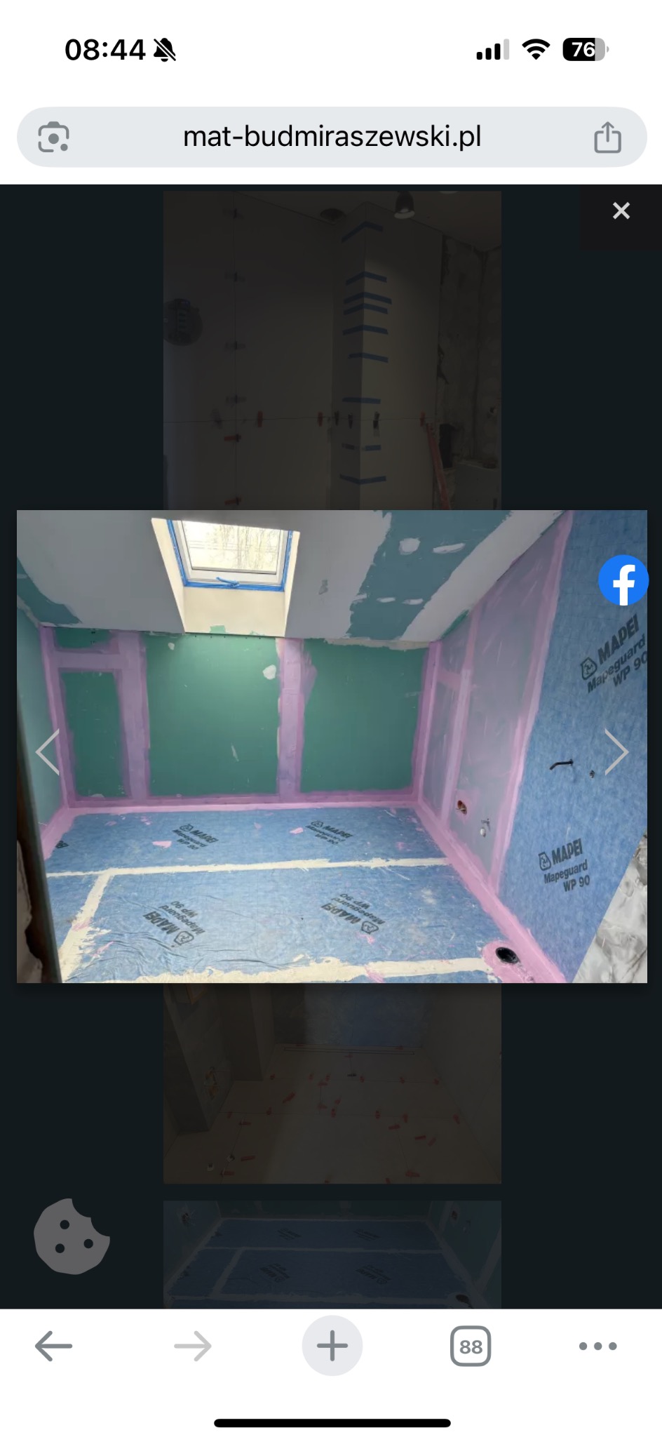 Przygotowanie łazienki do położenia płytek w Stawie. Hydroizolacja ścian i podłogi, widoczne taśmy uszczelniające i folia w płynie. Skosy sufitu z oknem dachowym.