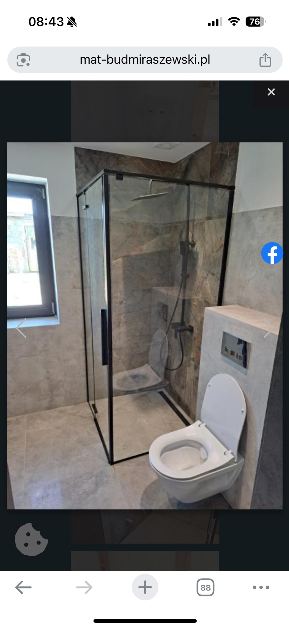 Nowoczesna kabina prysznicowa z czarnymi profilami i deszczownicą, marmurowe płytki na ścianach, wisząca toaleta. Wykończenie łazienki w szarościach.