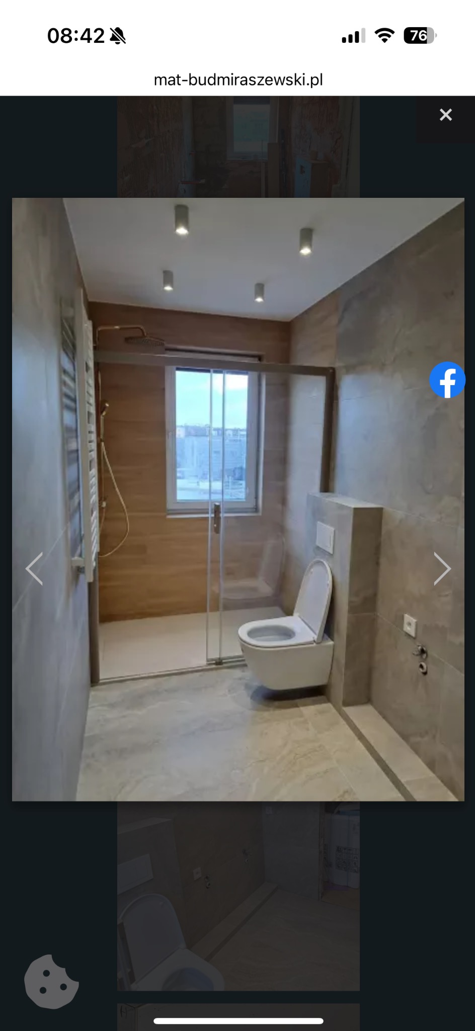 Nowoczesna łazienka po remoncie: kabina prysznicowa ze szklanymi drzwiami, podwieszana toaleta, płytki imitujące drewno i kamień, oświetlenie punktowe.