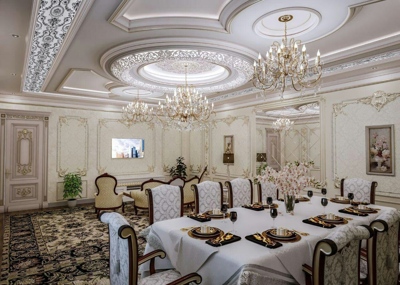 Elegancka jadalnia w stylu glamour: kryształowe żyrandole, dekoracyjne sztukaterie, tapeta w ornamenty i stół z nakryciem. Luksusowe wykończenie wnętrza.