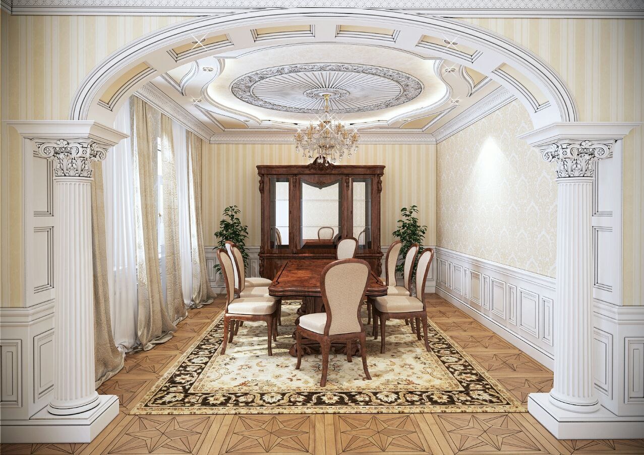 Elegancka jadalnia w stylu klasycznym: drewniany stół, krzesła z beżową tapicerką, kryształowy żyrandol i dekoracyjne kolumny. Parkiet w gwiazdy i wzorzyste tapety.
