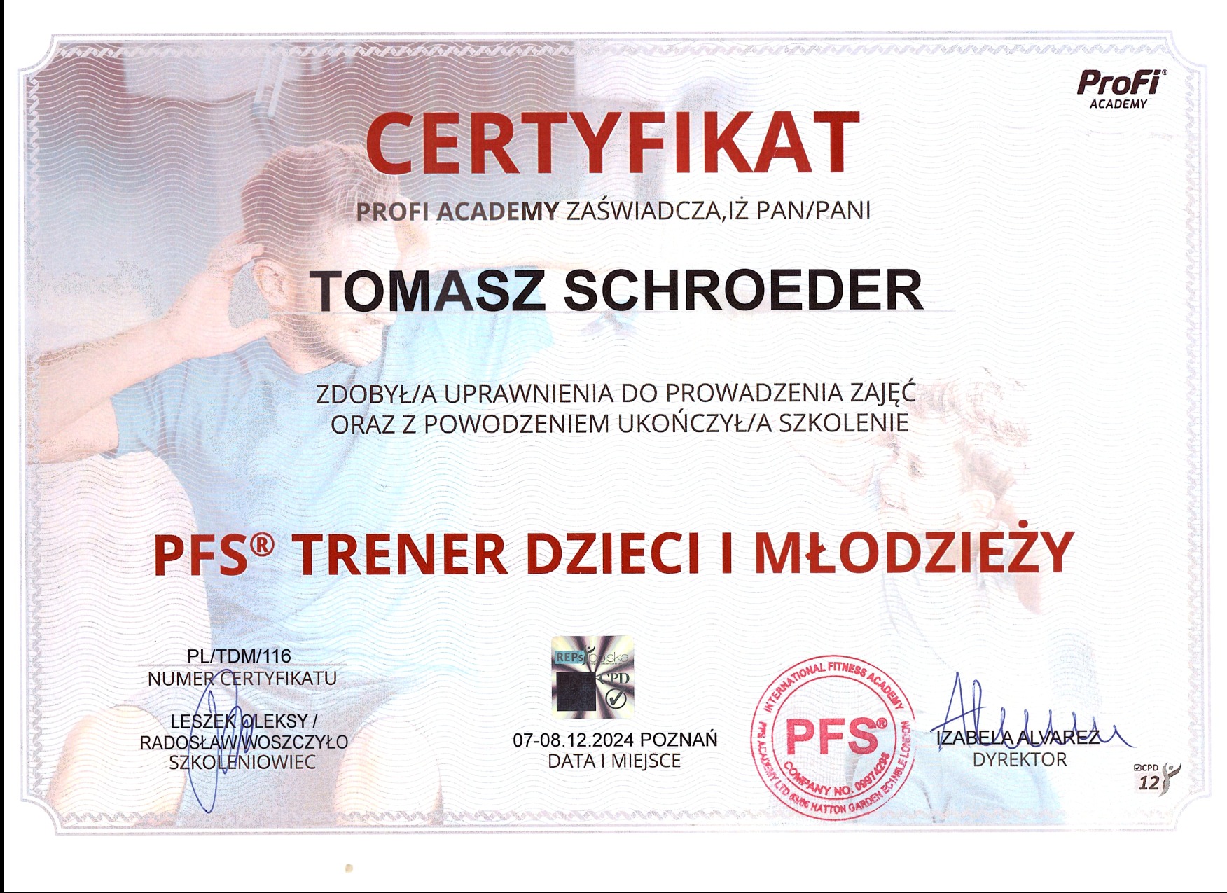 Certyfikat PFS® Trener Dzieci i Młodzieży dla Tomasza Schroedera, wydany przez Profi Academy. Dokument z datą i podpisami, potwierdzający uprawnienia.