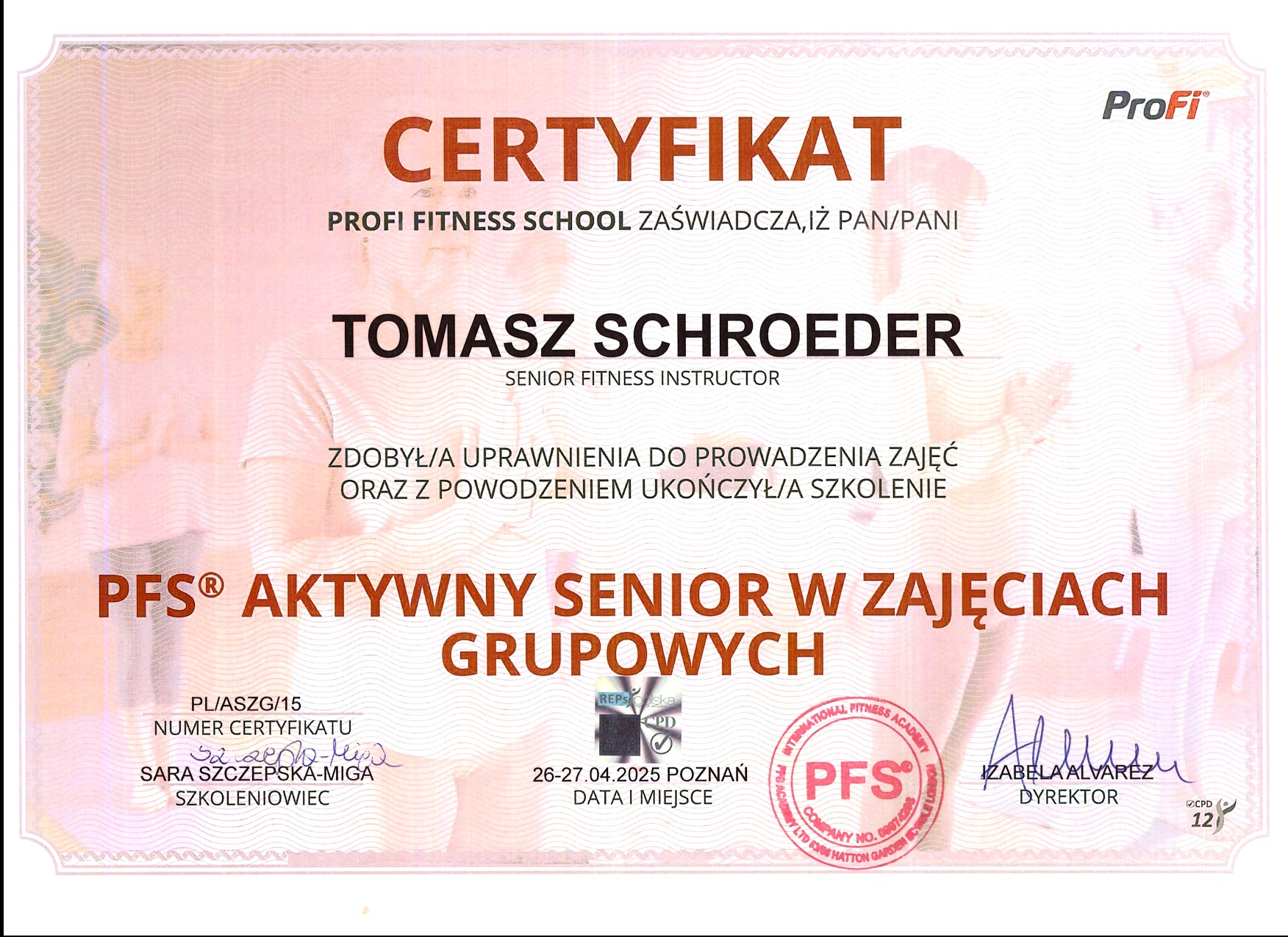 Certyfikat ukończenia szkolenia fitness z imieniem i nazwiskiem Tomasza Schroedera, potwierdzający uprawnienia do prowadzenia zajęć grupowych. Dokument z datą i podpisami.