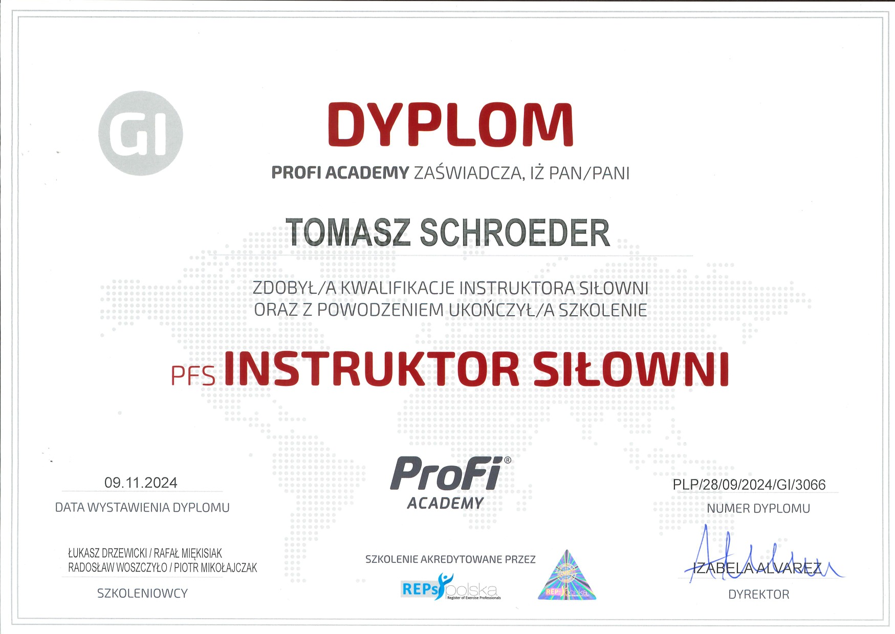 Dyplom instruktora siłowni Tomasza Schroedera, wydany przez Profi Academy, akredytowany przez REPS Polska. Dokument z datą wystawienia 09.11.2024 i podpisem dyrektora.