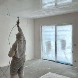 Nakładanie gładzi natryskowe oraz tradycyjnie. Malowanie agregatem oraz tradycyjnie.