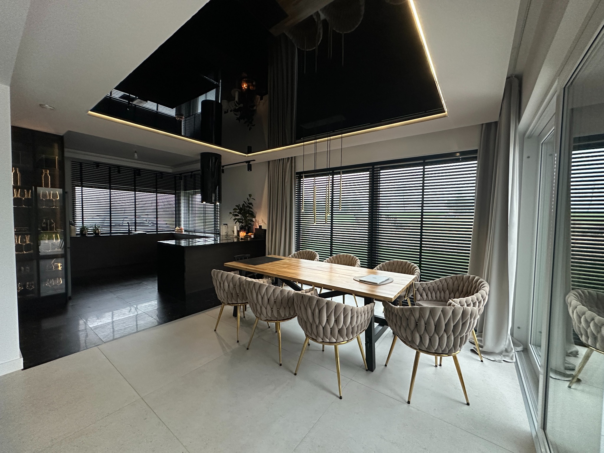 Jesteśmy nowoczesną firmą, która pomoże przy każdym projekcie. Oferujemy pełną gamę usług remontowych i wykończeniowych.