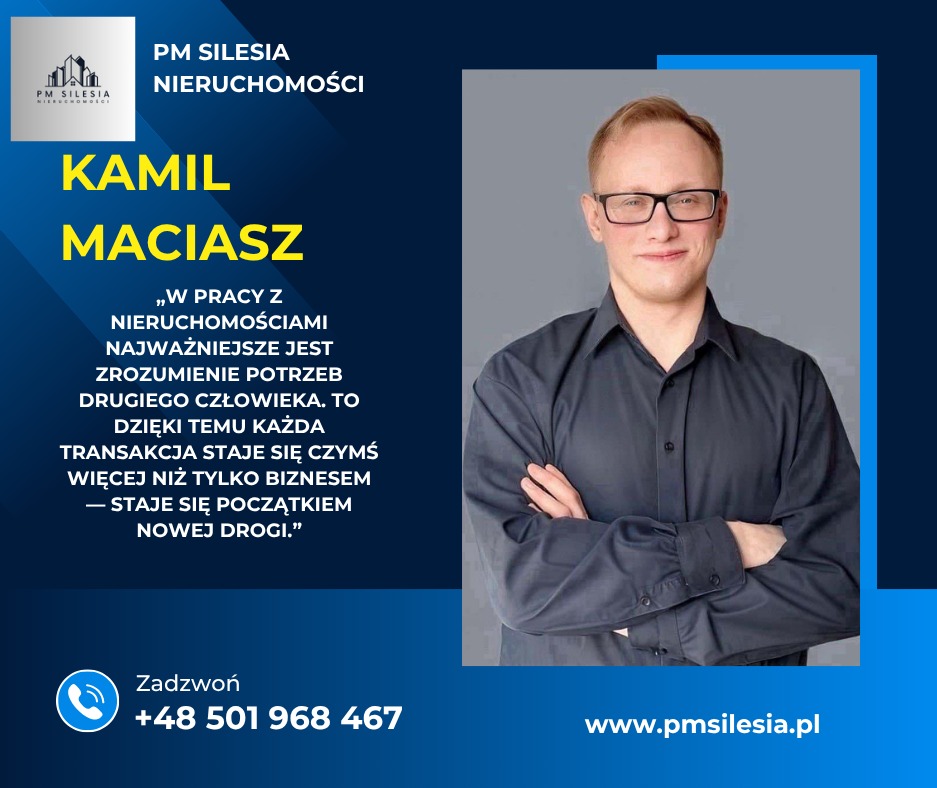 Portret uśmiechniętego agenta nieruchomości, Kamil Maciasz, na tle firmowego layoutu PM Silesia. Profesjonalizm i empatia w branży nieruchomości.
