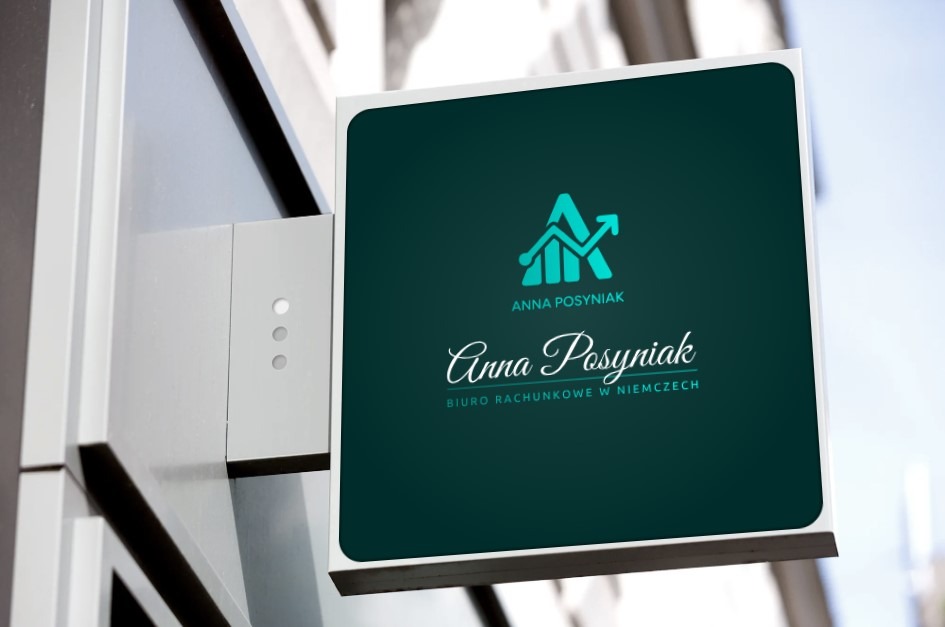 Szyld biura rachunkowego 'Anna Posyniak' w Niemczech, z logo przedstawiającym wykres wzrostu i nazwą firmy na ciemnozielonym tle, zamontowany na elewacji budynku.