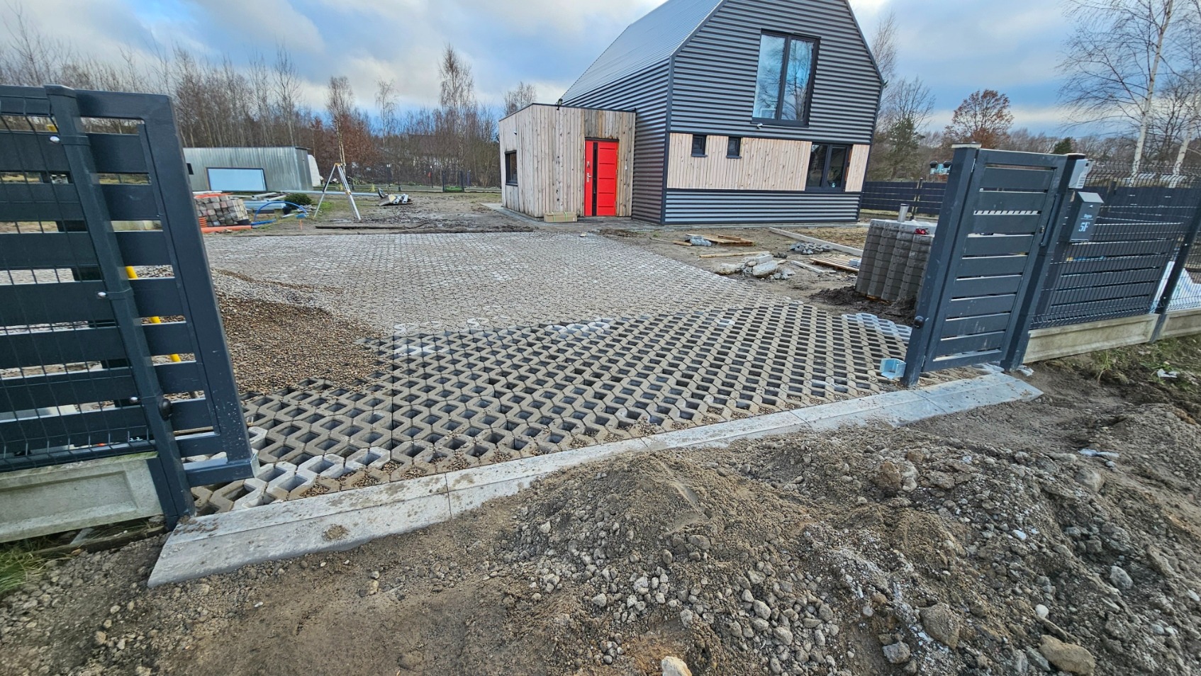 układanie ażurów na podjeździe