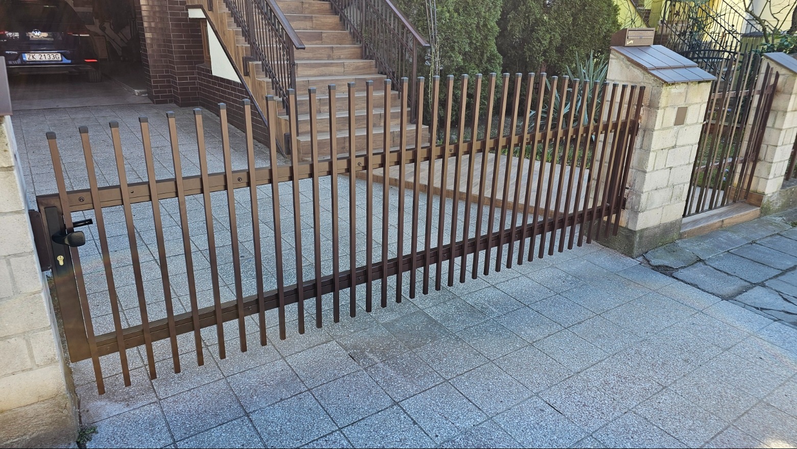 lekka, aluminiowa brama rozwierna.