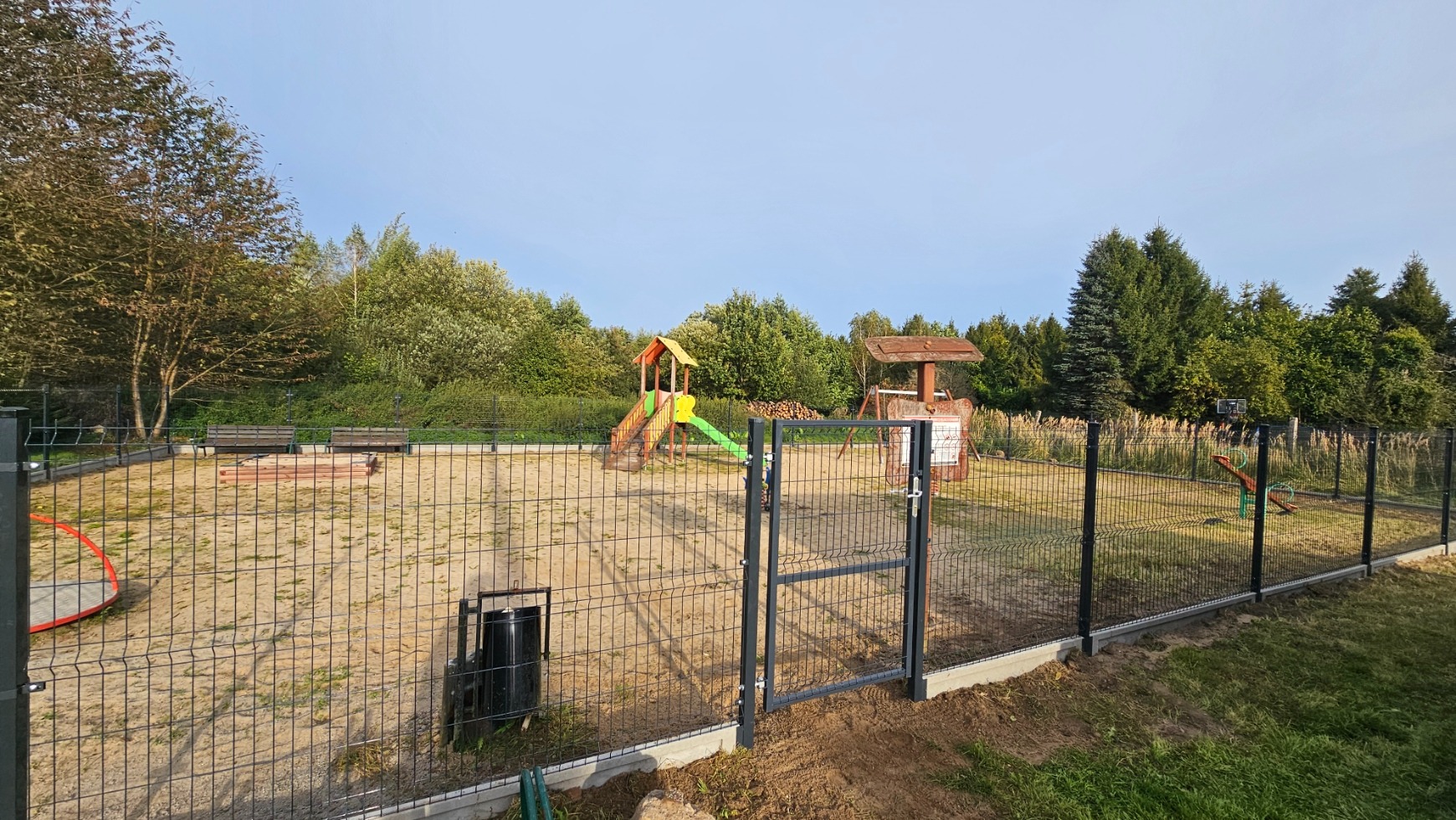 Ogrodzenie placu zabaw panel 3d 153+podmurówka dla gminy Manowo.