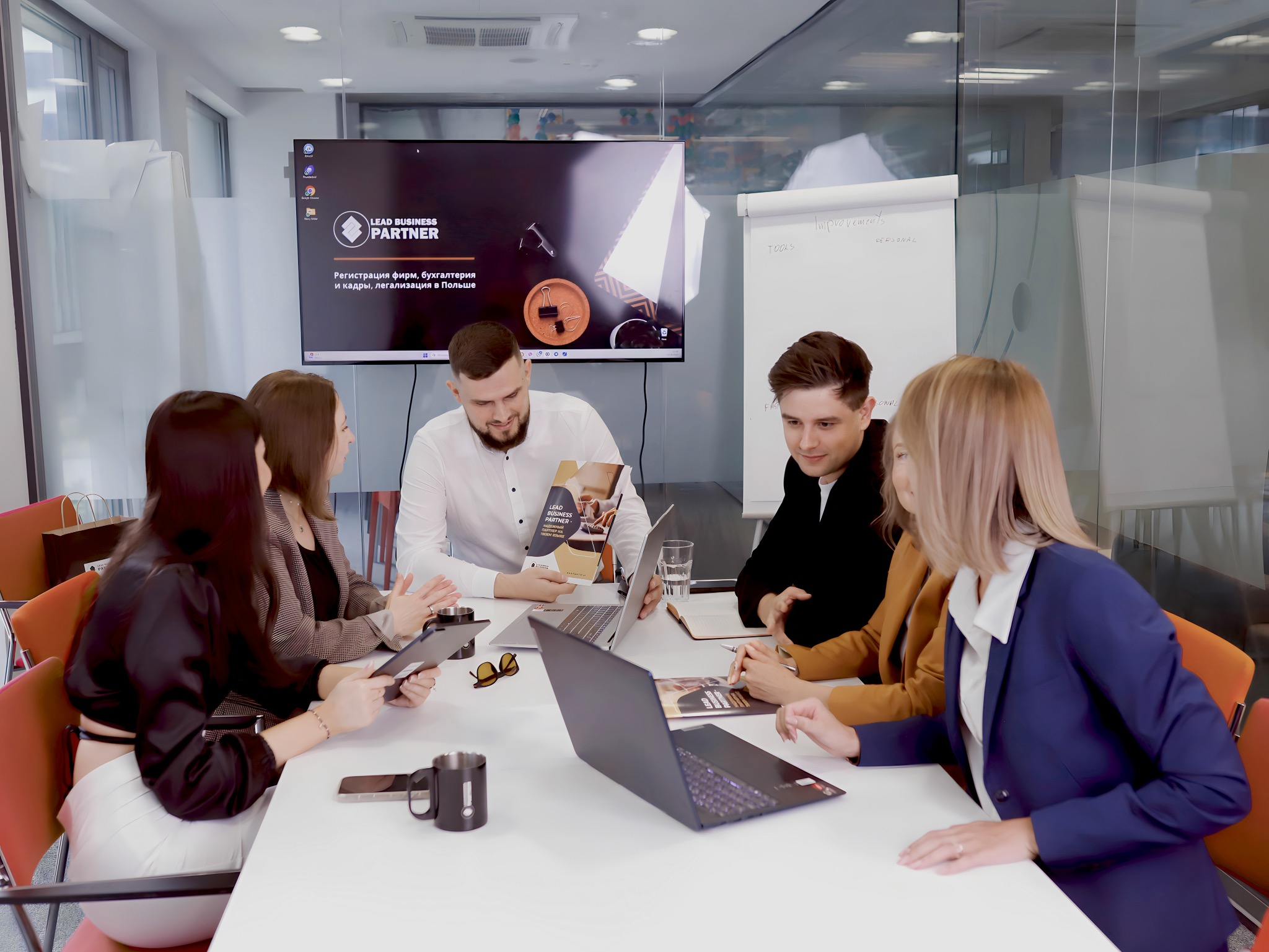 Zespół w biurze podczas spotkania, omawiający ofertę firmy Lead Business Partner, specjalizującej się w rejestracji firm, księgowości i kadrach w Polsce.