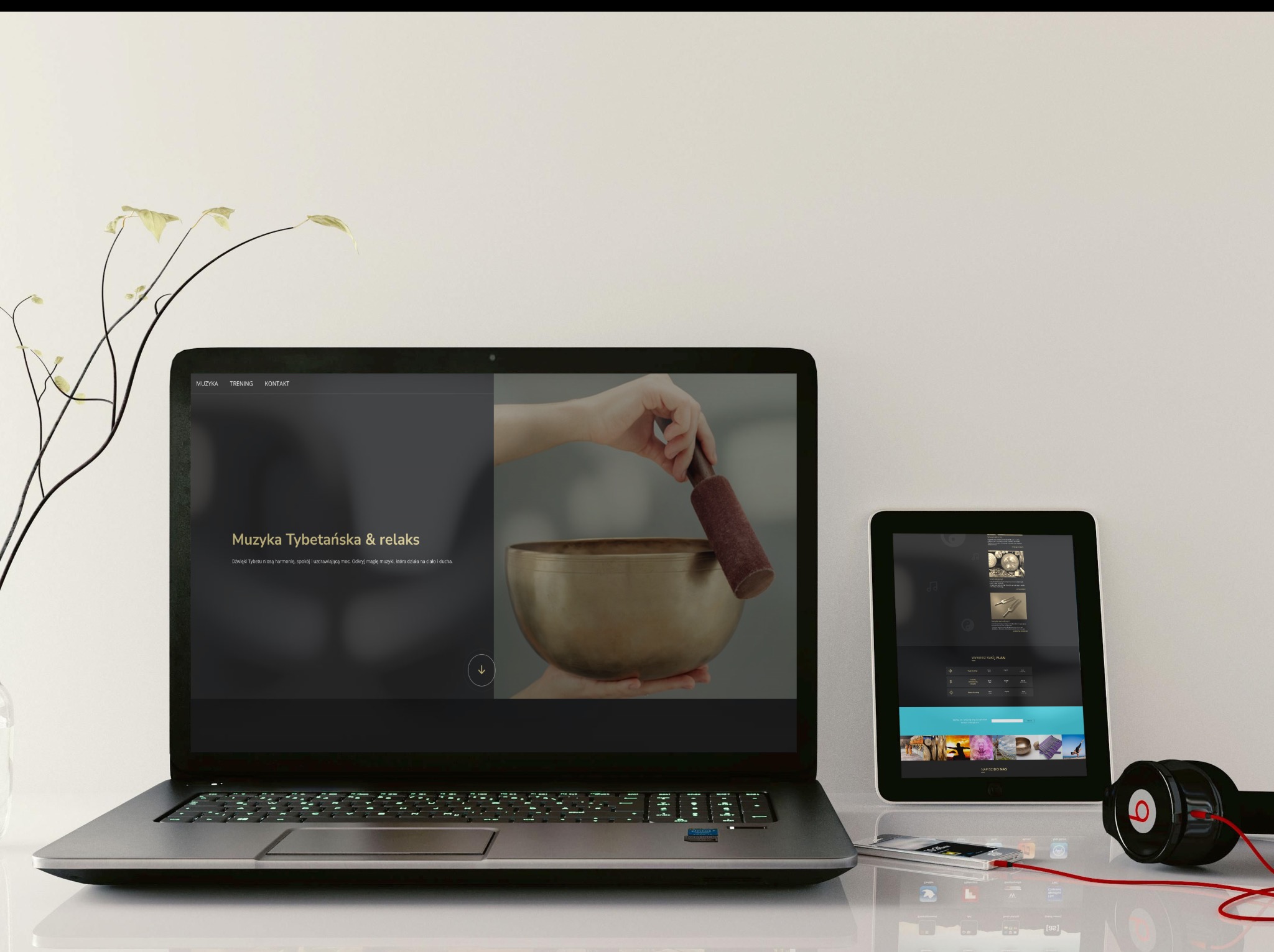 Interaktywna strona www na laptopie i tablecie, z motywem muzyki tybetańskiej i relaksu. Minimalistyczny design, animacje CSS, estetyka medytacyjna. Słuchawki obok.