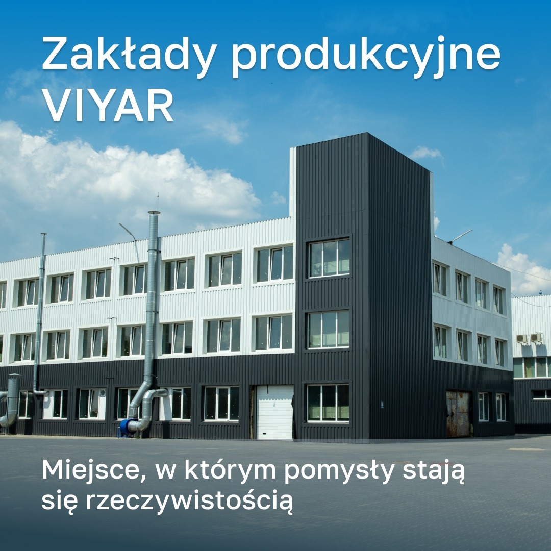 Zakład produkcyjny Viyar w Ożarowie Mazowieckim. Budynek z szaro-białą elewacją, widoczne okna i instalacje. Błękitne niebo w tle. Miejsce realizacji pomysłów.
