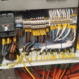 Rozdzielnia sterownicza na statku 