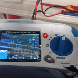 Stan Elektro Maciej Stanulewicz - Miernik instalacji elektrycznych PeakTech 2755 podczas pomiarów bezpieczeństwa w Gdańsku. Widoczne wyniki testów na ekranie urządzenia.