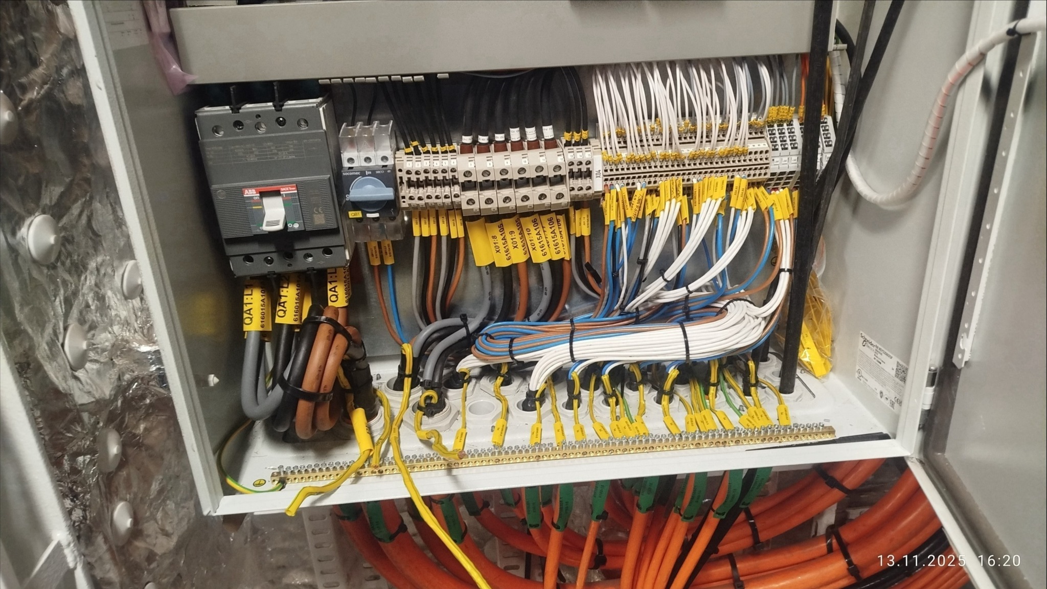 Rozdzielnia sterownicza na statku