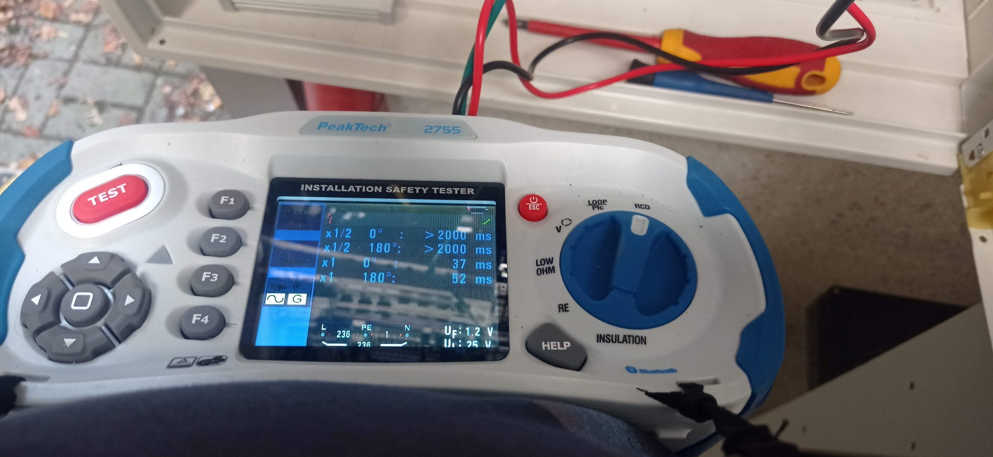 Miernik instalacji elektrycznych PeakTech 2755 podczas pomiarów bezpieczeństwa w Gdańsku. Widoczne wyniki testów na ekranie urządzenia.