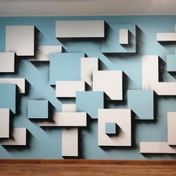 LOS-BUD Łukasz Łosoś - Abstrakcyjna kompozycja na ścianie: białe i błękitne kwadraty z efektem cienia na błękitnym tle. Nowoczesny design wnętrza z drewnianą podłogą.