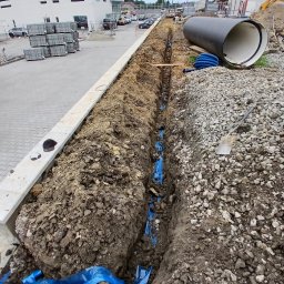 Greenvolt Service Franciszek Jaworski - Po ułożeniu w ziemi kable w rurze osłonowej są oznaczane niebieską taśmą ostrzegawczą 25 cm wyżej