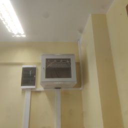 Rozdzielnica elektryczna i szafa rack na potrzeby pracowni informatycznej