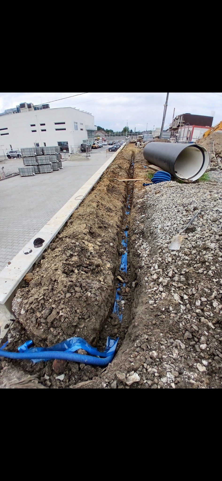 Po ułożeniu w ziemi kable w rurze osłonowej są oznaczane niebieską taśmą ostrzegawczą 25 cm wyżej