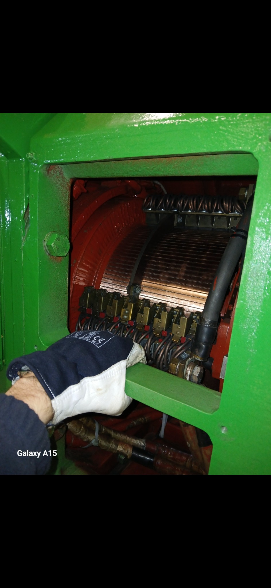 Przegląd i czyszczenie szczotek i kolektora silnika elektrycznego o mocy blisko 0,5 MW