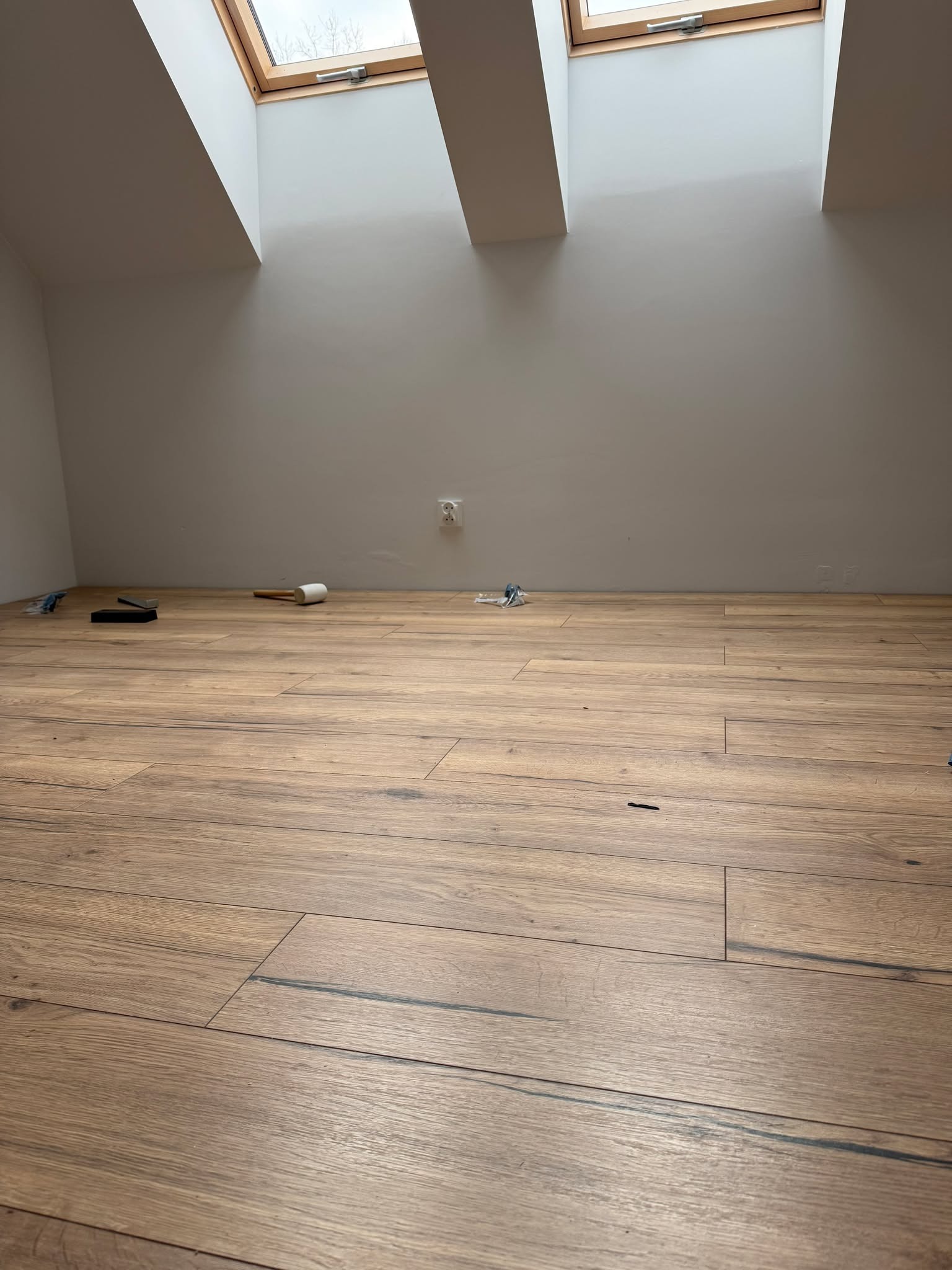 Jedna z realizacji około 100m2 paneli na piętrze, 4 pokoje 2 garderoby i korytarz