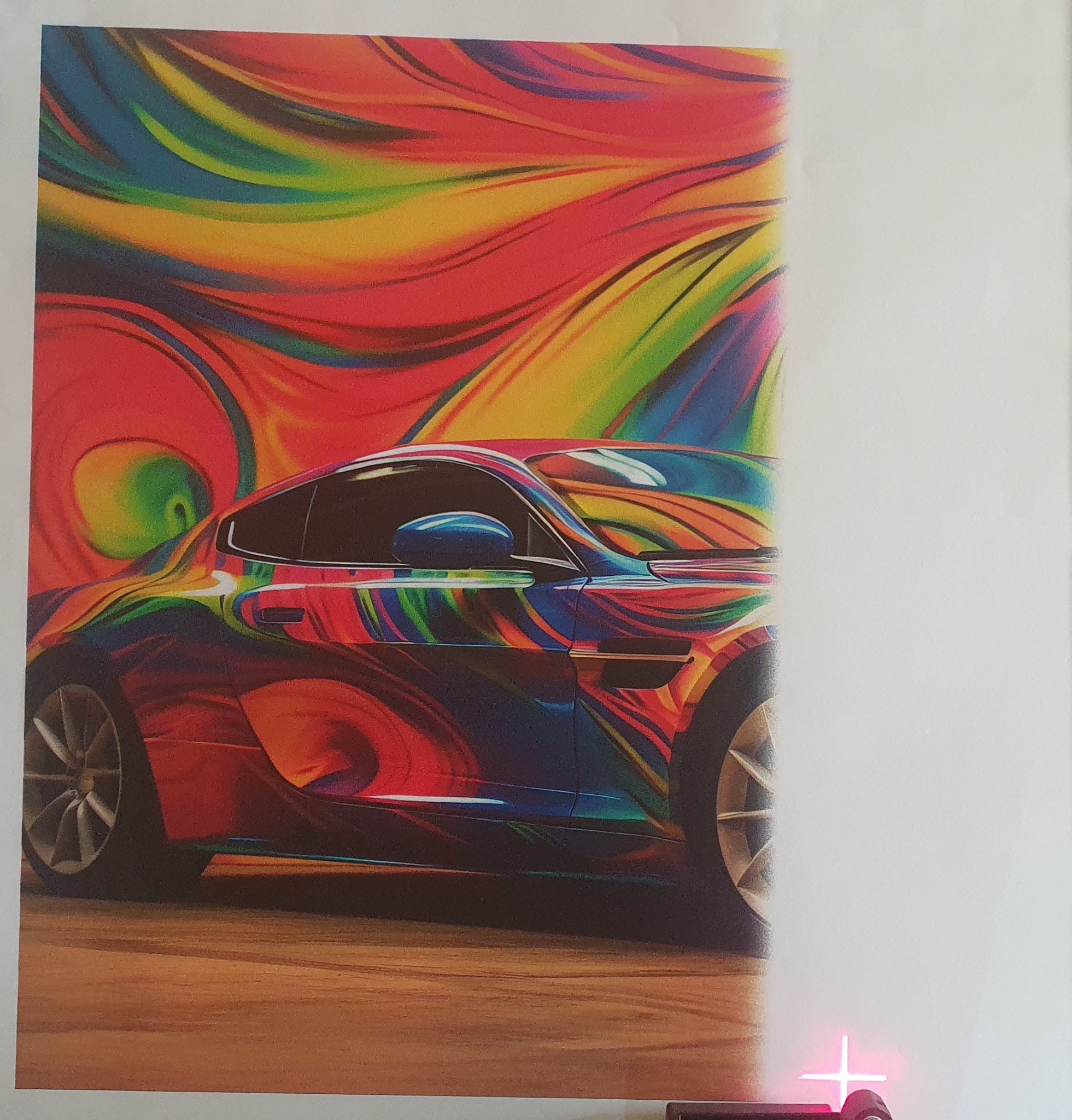 Kolorowa grafika przedstawia sportowy samochód z abstrakcyjnym tłem w odcieniach czerwieni, żółci, zieleni i niebieskiego. Dynamiczne linie i żywe barwy.