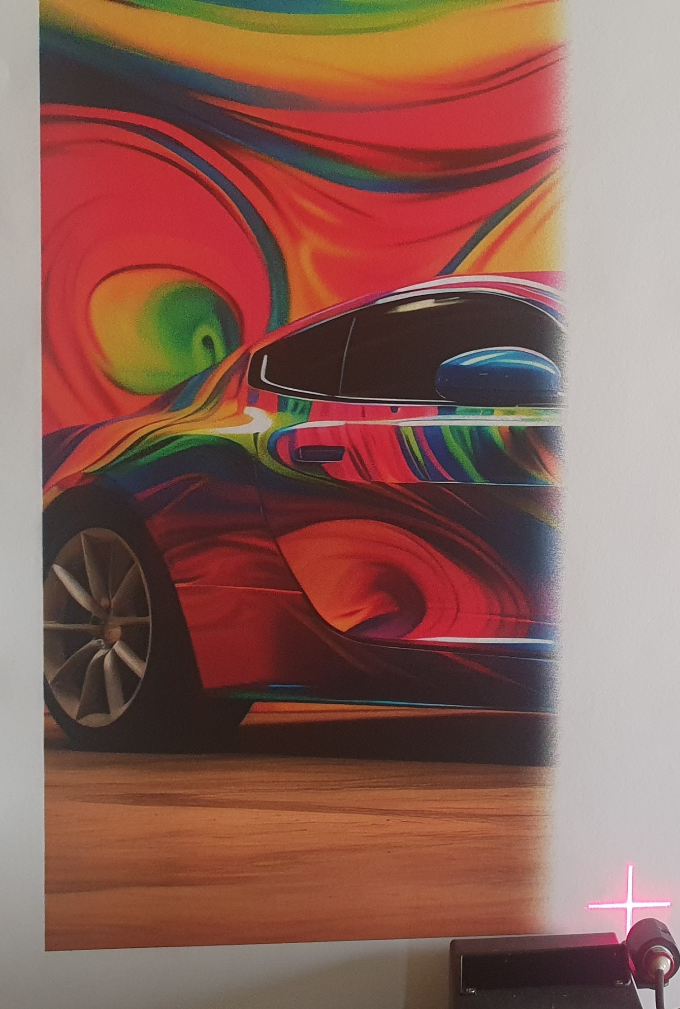 Kolorowa grafika przedstawiająca sportowy samochód z abstrakcyjnym tłem w odcieniach czerwieni, żółci i zieleni. Widok z boku, z detalami felg i karoserii.