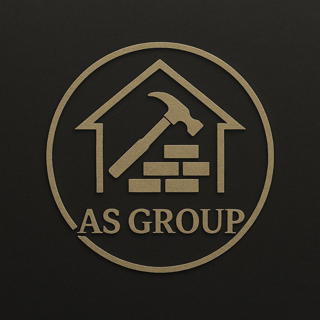 Złoty logotyp 'AS GROUP' w okręgu, przedstawiający dom z młotkiem i cegłami na teksturowanym, ciemnym tle. Minimalistyczny design.