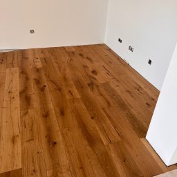 Drewniana podłoga dębowa.
Wykonana dla naszego klienta w prywatnym mieszkaniu .