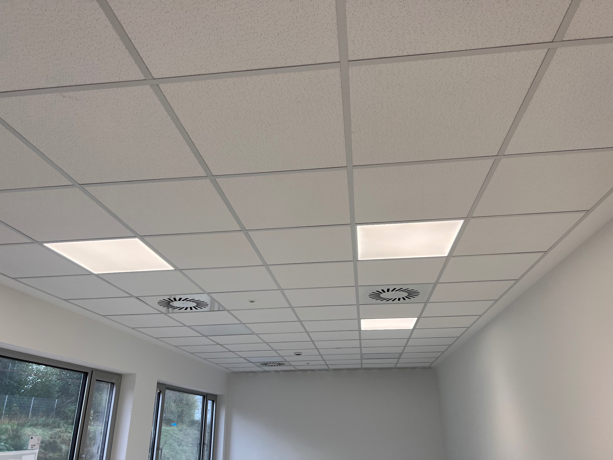 Podwieszany sufit Armstrong idealne rozwiązanie dla twojego biura.