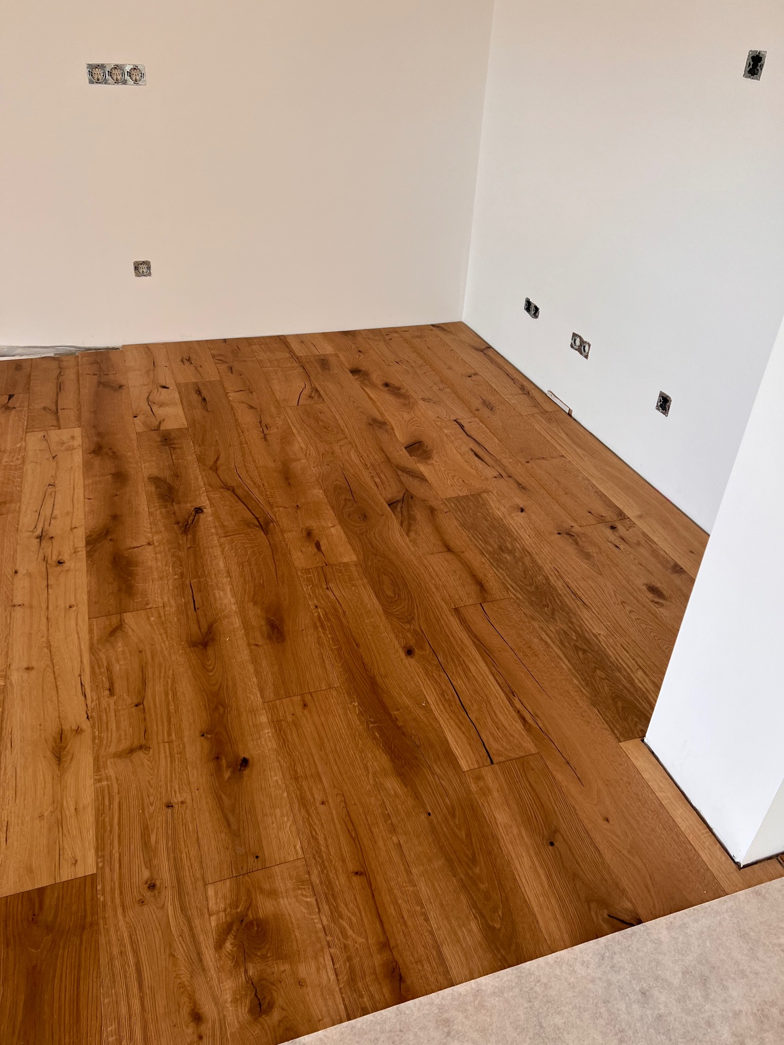 Drewniana podłoga dębowa. Wykonana dla naszego klienta w prywatnym mieszkaniu .