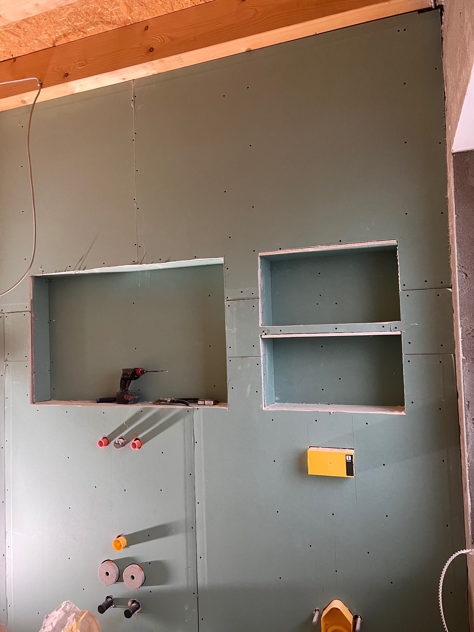 Zabudowa ściany wraz z pułkami .