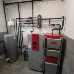 Kotłownia pelletowa wyposażona w nowoczesny kocioł firmy KonStal. Instalacja wykonana z dbałością o efektywności enertyczna oraz bezpieczeństwo użytkowania .