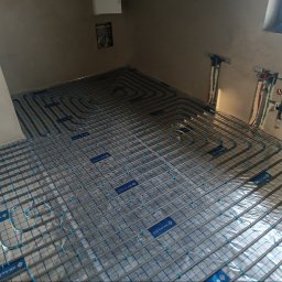 Instalacja ogrzewania podłogowego wykonana w systemie Tece flex, opartym na rurach wielowarstwowych PE-Xc/Al/PE-XC o wysokiej odporności na temperaturę i ciśnienie .