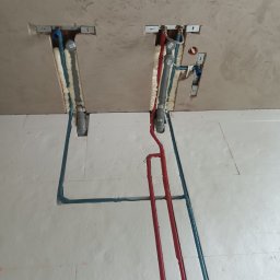 Instalacja wodna wykonana w systemie TECEflex wykorzystującym rury o wysokiej odporności na ciśnienie i temperaturę. Rury ułożono w warstwie styropianu izolacyjnego, co zapewnia dodatkową ochronę termiczną i mechaniczna oraz minimalizuje straty ciepła