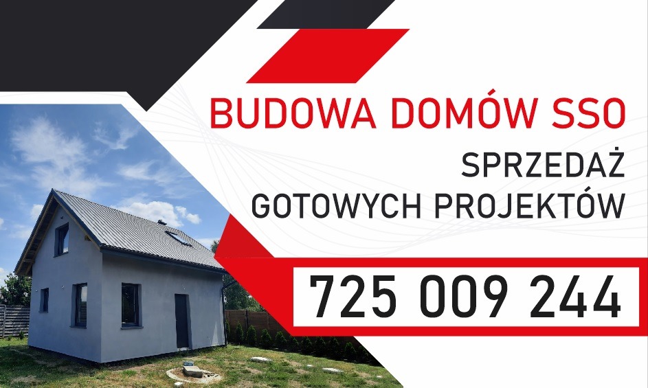 Niewielki, szary dom z ciemną stolarką okienną i dachem z blachy na tle błękitnego nieba. Na zdjęciu widoczny baner reklamowy z napisem 'Budowa domów SSO'.