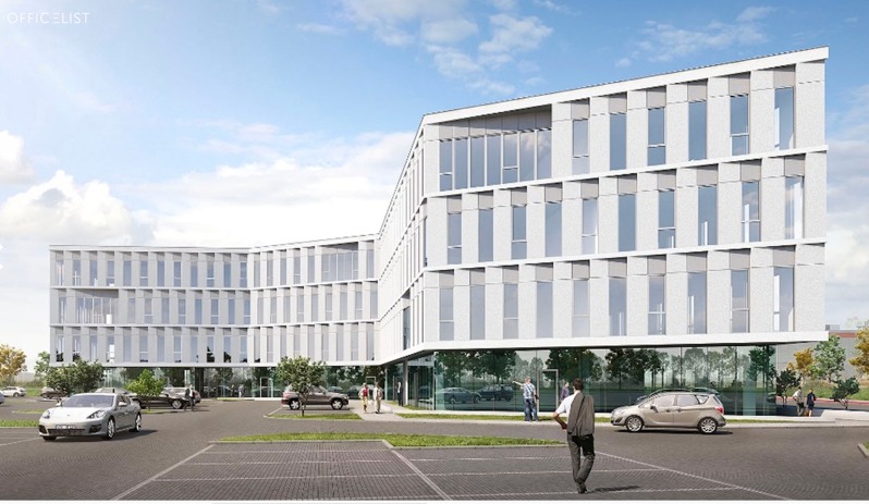 Wizualizacja nowoczesnego biurowca z białymi elewacjami i dużymi oknami. Na pierwszym planie parking z samochodami i spacerujący ludzie. Błękitne niebo z chmurami w tle.